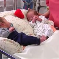 "Amb tú", el cojín que abraza a los recién nacidos cuando sus padres no están