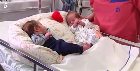 "Amb tú", el cojín que abraza a los recién nacidos cuando sus padres no están