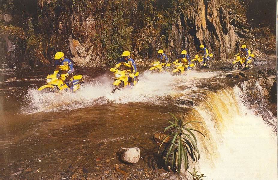 Cette course emmenait les pilotes au cœur de la jungle primaire, à travers des rivières infranchissables, de la boue profonde et des pistes où 70 km pouvaient prendre une demi-journée
