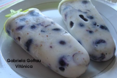Polos de yogur y arándanos. Receta saludable