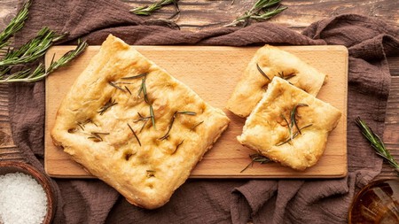 Cómo preparar focaccia casera en menos de 2 horas: la clásica receta italiana con romero y aceite de oliva