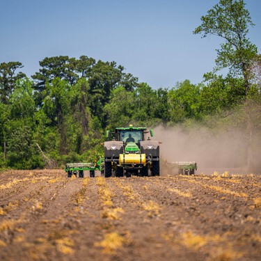 Los agricultores aseguran que, con el gasóleo a este precio, no sale a cuenta sembrar: “Los tractores se quedarán en las naves y el impacto no se queda en el campo” 
