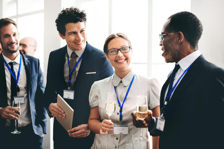 Personas haciendo networking en un evento