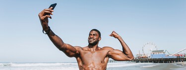 Nueve ejercicios que puedes hacer con una mancuerna para no tener los brazos flácidos 