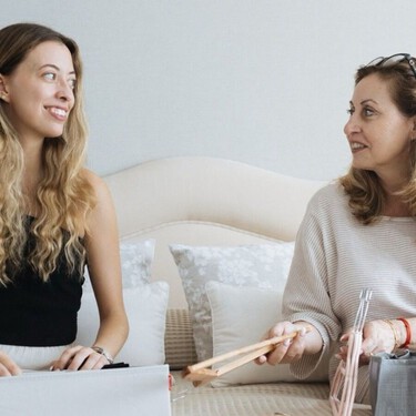 Julia y Natalia, expertas en limpieza: "El percarbonato es mano de santo para eliminar las manchas de sudor y limpiar las juntas de los azulejos"