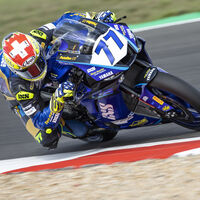 Dominique Aegerter remonta, defiende y machaca a Lorenzo Baldasarri para volver a ganar en Magny-Cours