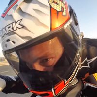 La KTM 1290 Super Duke R al límite en Losail, pilotada por un señor de 52 años: ¡Jeremy McWilliams! 