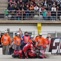 Adiós a uno de los mejores trucos de Marc Márquez. MotoGP se pone seria contra las motos caídas 