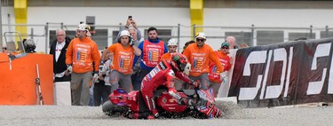 Adiós a uno de los mejores trucos de Marc Márquez. MotoGP se pone seria contra las motos caídas 