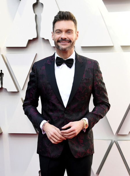 Ryan Seacrest apuesta por un smoking floral para la alfombra roja de los Óscar