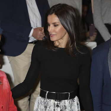 Doña Letizia repite total look (con la famosa falda de Zara) y nos vuelve a dar ideas perfectas para estos días de cambio de armario  