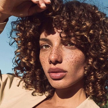 Rizos secados al aire: esta crema sin aclarado de Primor controla el frizz, define y aporta brillo 