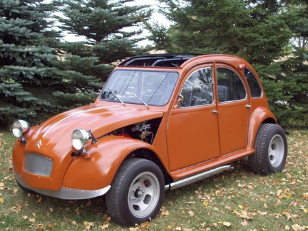 ¡Ofertón! El típico Citroën 2CV con alma de Chevrolet V8 que te llevarías a casa puede ser tuyo