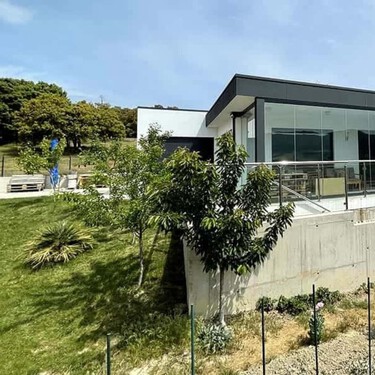 Adiós a las casas prefabricadas de toda la vida: este es su sustituto de diseño y con jardín