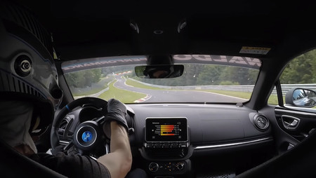 Así es una vuelta a Nürburgring Nordschleife al volante del Alpine A110, en vídeo