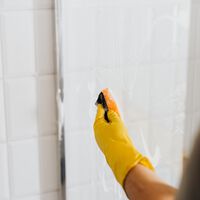Los expertos en limpieza coinciden: para quitar el sarro del cancel del baño hay que usar vinagre, lavatrastes y agua 