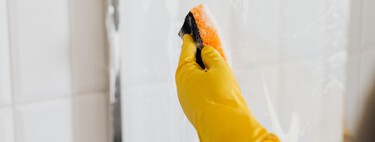 Los expertos en limpieza coinciden: para quitar el sarro del cancel del baño hay que usar vinagre, lavatrastes y agua 