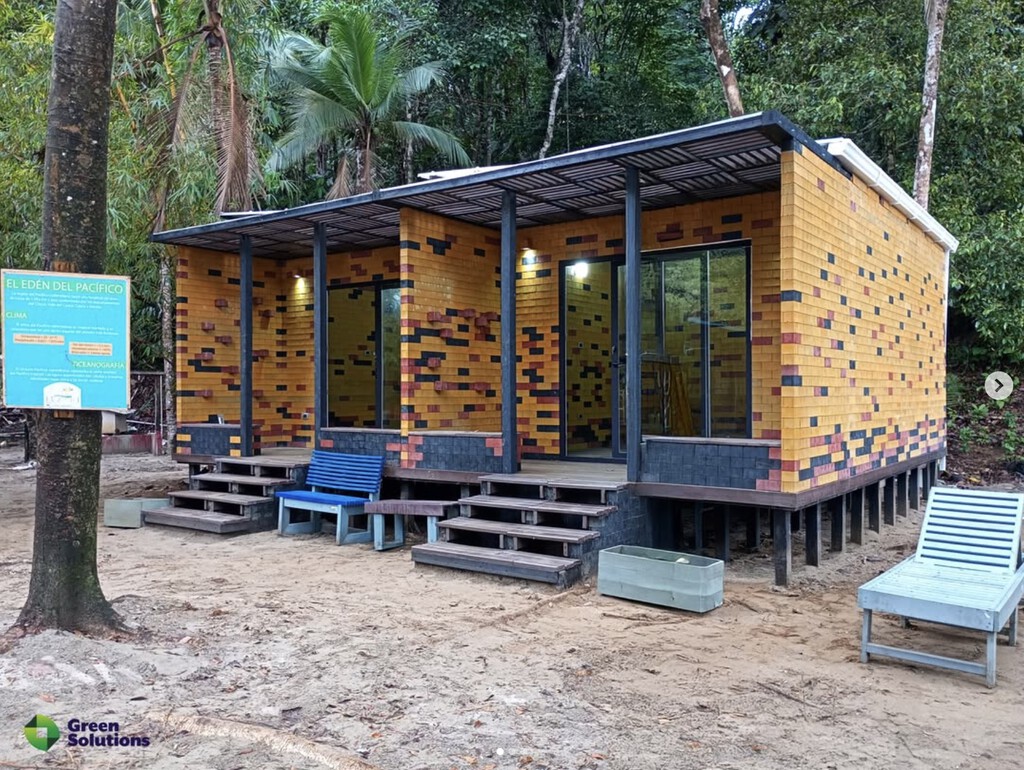 Hemos crecido con ladrillos de barro y ahora llegan los de plástico reciclado: se construye más rápido y contaminan menos 