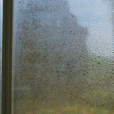 Adiós a los cristales empañados: el truco casero para acabar con la condensación que cuesta menos de 2 euros 