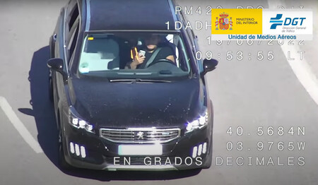 Conductor multado por conducir usando el móvil con la mano