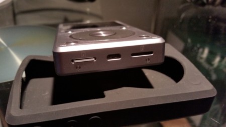 Detalle de los puertos microSD y el conector microUSB