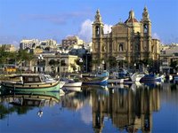 Malta: una escultura fálica camino al aeropuerto
