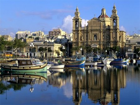 Malta: una escultura fálica camino al aeropuerto