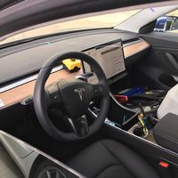 Ahora sí puedes echarle un buen vistazo al interior del Tesla Model 3. ¿Cómo te quedas?
