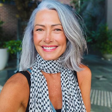 La mujer de 54 años que arrasa en TikTok y envejece con orgullo: “no soy demasiado vieja para nada”