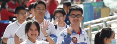 Así es el gaokao: la selectividad china en la que si haces trampa tienes siete años de cárcel y al ir te anima toda la ciudad 