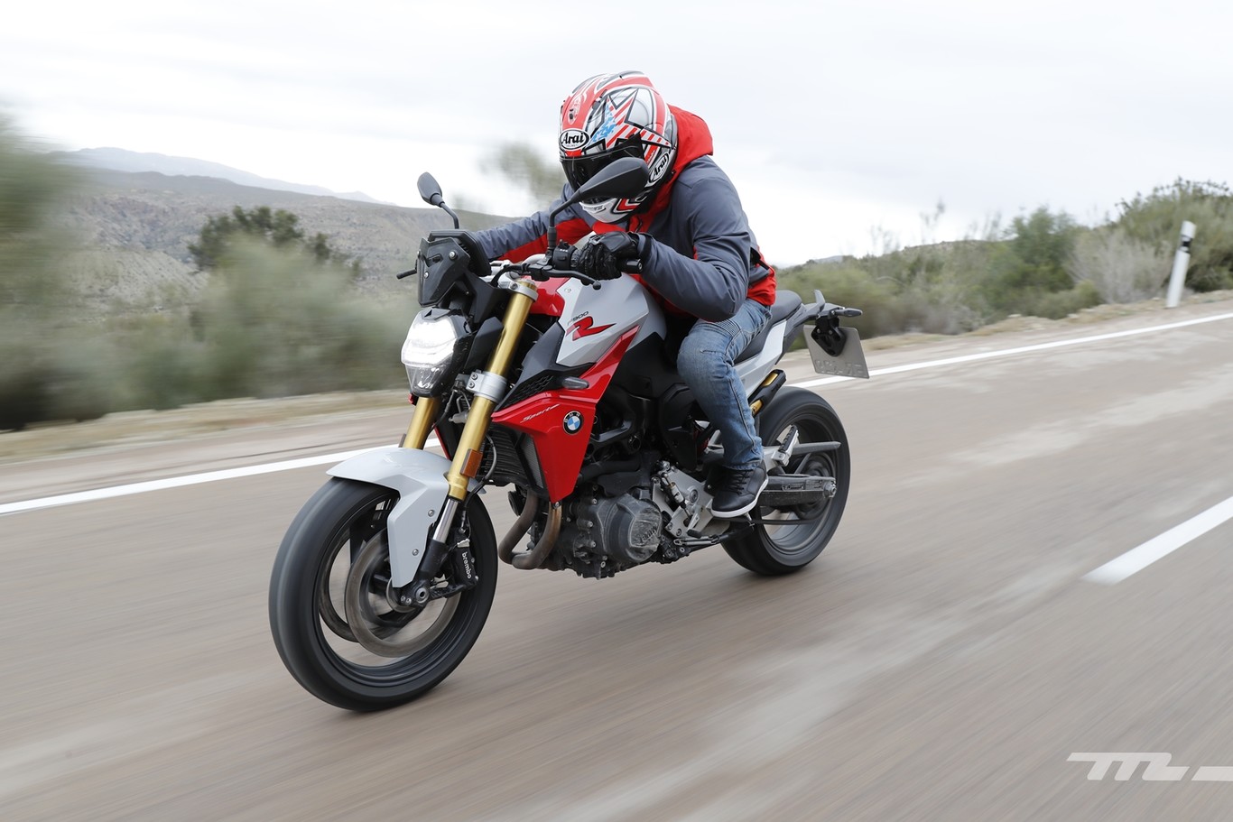 Probamos la BMW F 900 R: la misma naked media ahora es más excitante, con 105 CV y opción para el carnet A2