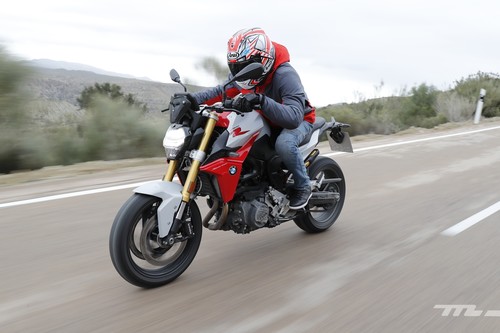 Probamos la BMW F 900 R: la misma naked media ahora es más excitante, con 105 CV y opción para el carnet A2