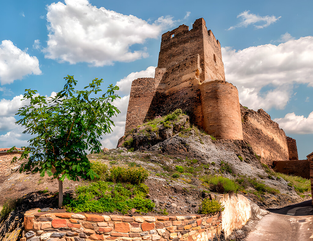 Este castillo de un pueblo de Soria iba a ser un Parador, pero hoy en día solo puede visitarse los fines de semana de verano