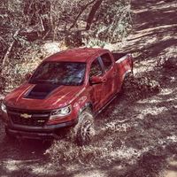 Chevrolet le da a la Colorado ZR2 las herramientas necesarias para enfrentarse a lo que sea, incluso a una Raptor