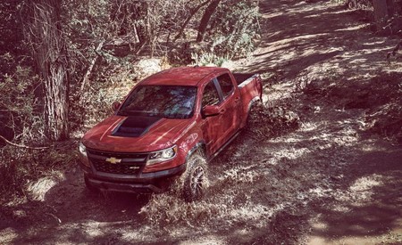 Chevrolet le da a la Colorado ZR2 las herramientas necesarias para enfrentarse a lo que sea, incluso a una Raptor