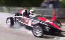Accidente de un Ariel Atom, o cómo distinguir un falso "Stig"