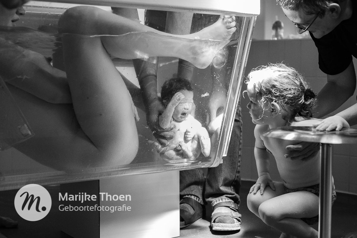 La preciosa e increíble fotografía de un parto en agua que Facebook había censurado (pero después volvió a publicar)