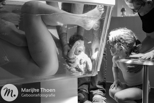 La preciosa e increíble fotografía de un parto en agua que Facebook había censurado (pero después volvió a publicar)