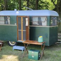 Hace 90 años acampar era montar una tienda sobre un remolque. Esta camper ya hacía algo muy distinto: te dejaba vivir dentro