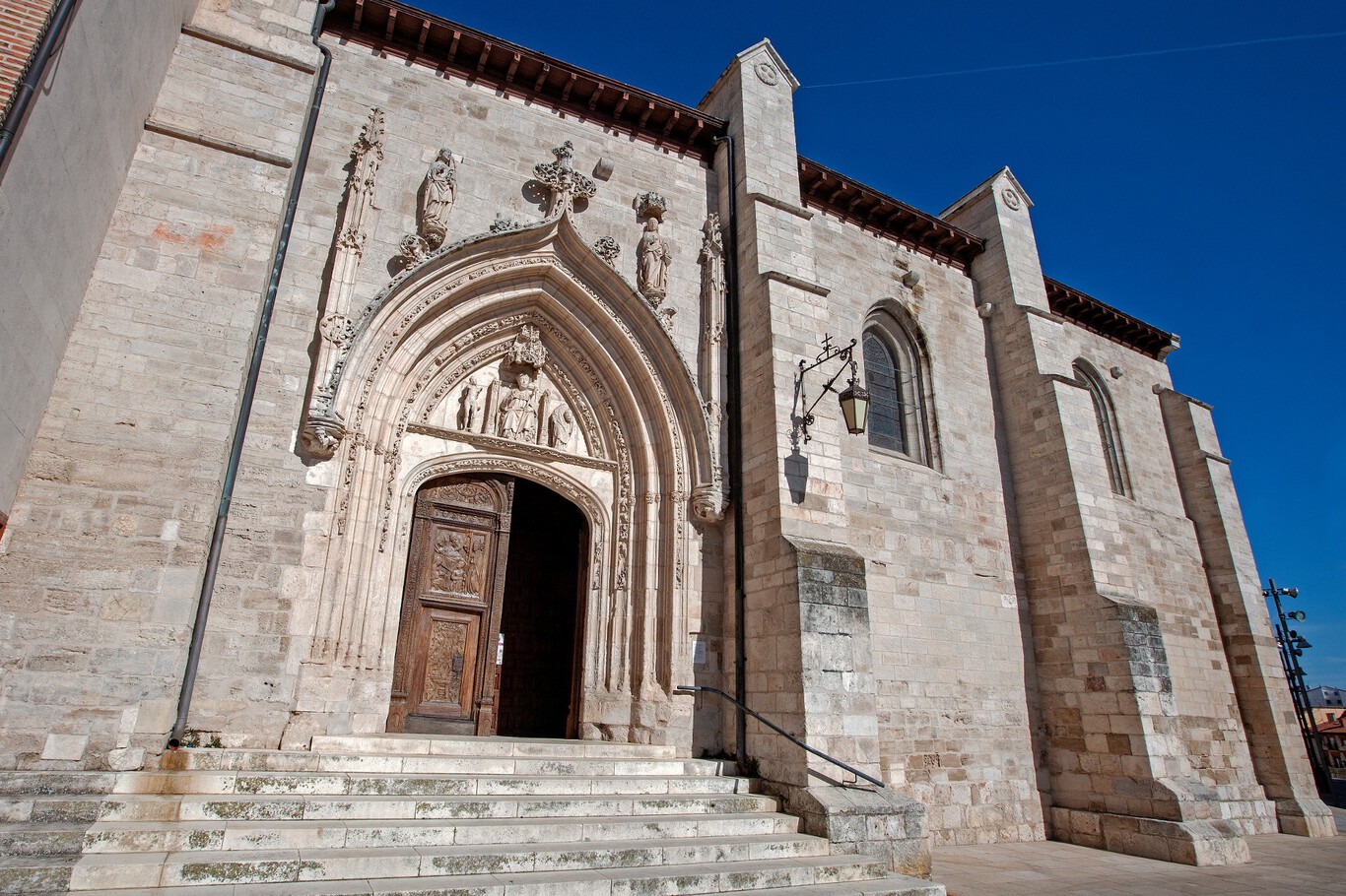 Casi nadie se da cuenta de que al lado de la catedral de Burgos hay una ...