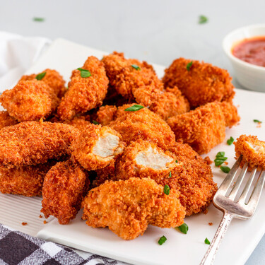 El turbio ingrediente de salchichas, nuggets o loncheados: qué es la “carne separada mecánicamente” 