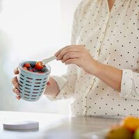 Este recipiente es ideal para que tus hijos coman fruta fresca en cualquier parte y puedes encontrarlo en Amazon  