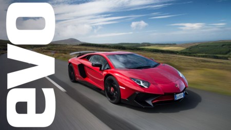 Lamborghini Aventador SV ruge a través de la Isla de Man 