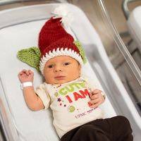 Los divertidos gorros 'Baby Yoda' con los que los recién nacidos ingresados en el hospital reciben su primera Navidad