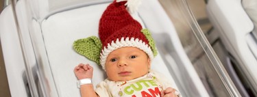 Los divertidos gorros 'Baby Yoda' con los que los recién nacidos ingresados en el hospital reciben su primera Navidad