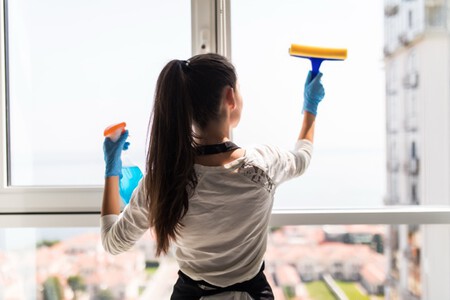 Concepto De Personas Tareas Domesticas Y Limpieza Mujer Feliz En Guantes De Limpieza De Ventanas Con Trapo Y Spray Limpiador En Casa En Tamano Mediano