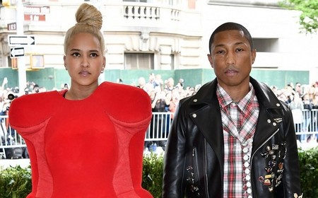 Pharrell Williams llega a la MET Gala con su esposa obedeciendo a la temática de la exhibición
