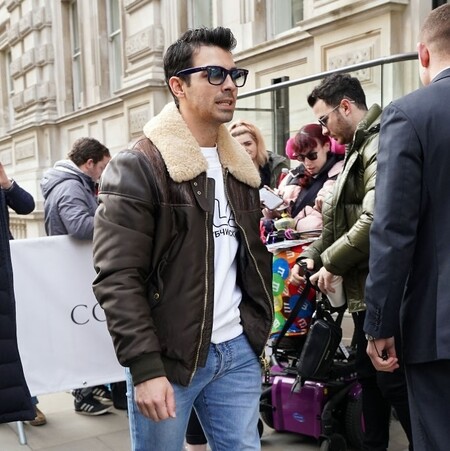 Joe Jonas se suma a llevar las chaquetas borreguillo este otoño con una pieza que puede ser tuya (¡Y rebajada!)