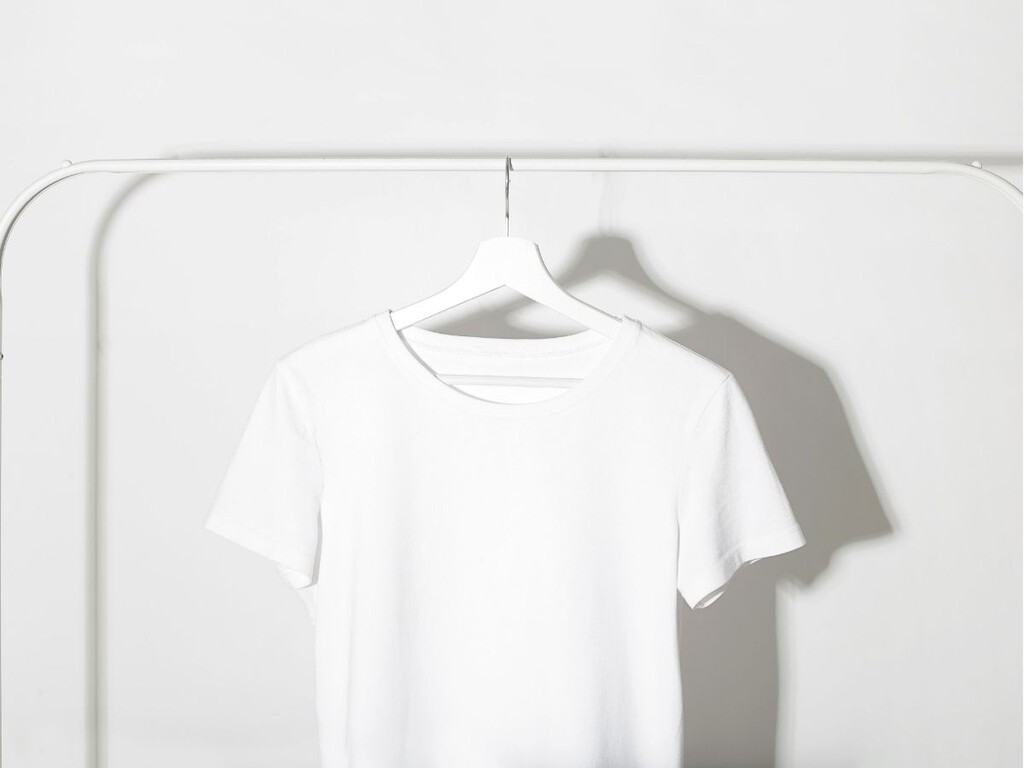 Cómo quitar las manchas de sudor de las camisetas blancas (y cómo evitar que vuelvan a amarillear)