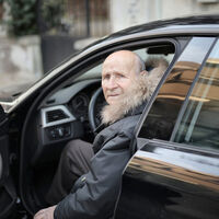 Un hombre de 92 años muere de un infarto mientras conducía un coche con el carnet caducado y sin ITV. Vuelve a saltar el debate de los requisitos de la DGT para renovar el carnet a los mayores de 65 años